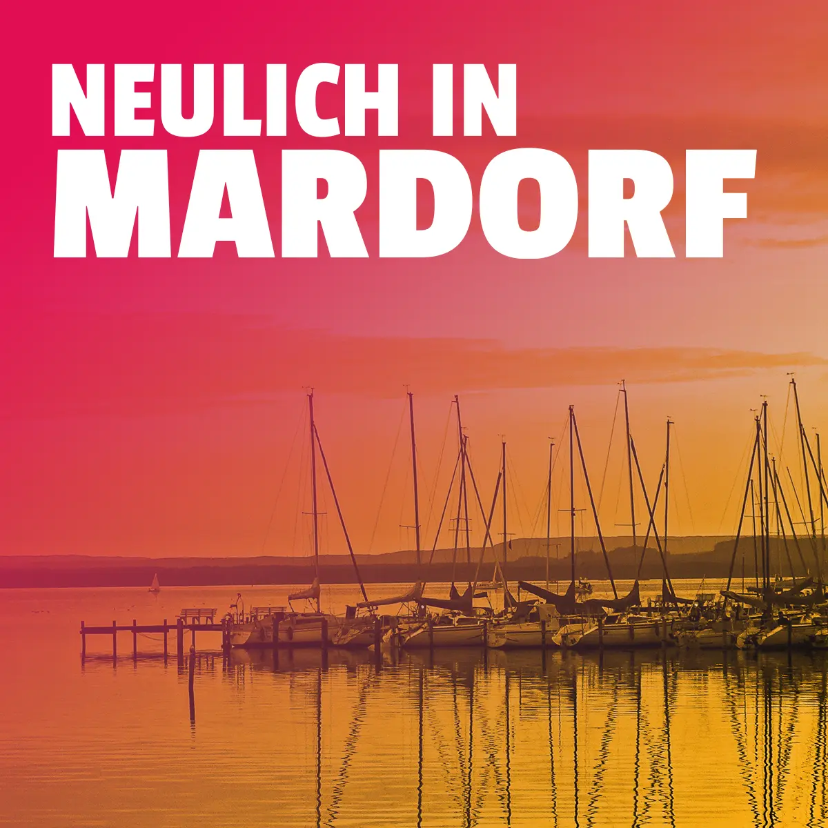 Podcast-Cover „Neulich in Mardorf“: Segelboote am Steinhuder Meer im Sonnenuntergang